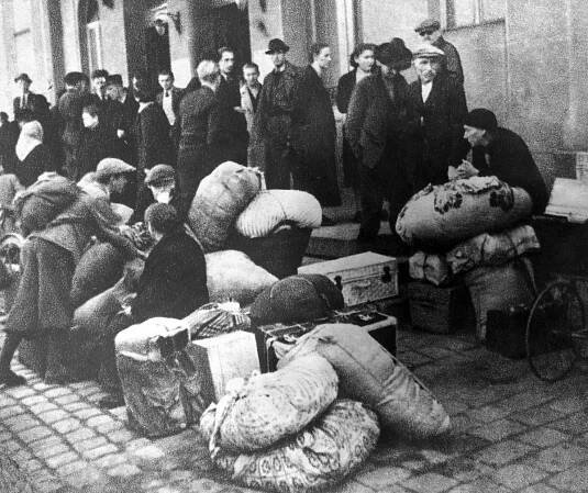 Sudety (ctrip) Čeští uprchlíci z obsazených pohraničních území před z libereckým nádražím v říjnu 1938 se vracejí do svých původních domovů.