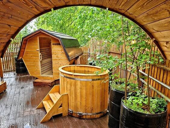 Pivovarský hotel v Beskydech: lesní lázně, pivní lázně, wellness na pokoji i 7. nebe na střeše