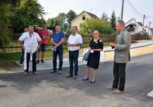 Slavnostní stříhání pásky v ulici ke hřišti - Obec Mladeč