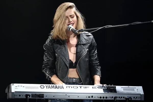 Vida, Emma Smetana dokáže být i zábavná! Odhalila sexy stehýnka a hluboký výstřih!