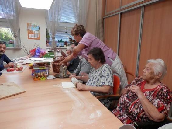 Pečení jablečných závinů - Oficiální stránky Domov pro seniory Vroutek