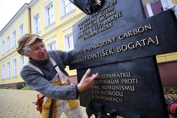 Ve škole se ukrýval výsadkář Bogataj. Připomínat ho bude bronzová deska