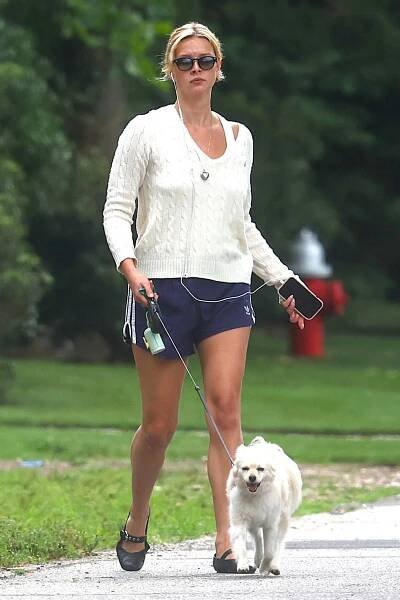 Apple Martin Looks The Double Of Her Mom Gwyneth Paltrow While Waking Her Dog In The Hamptons