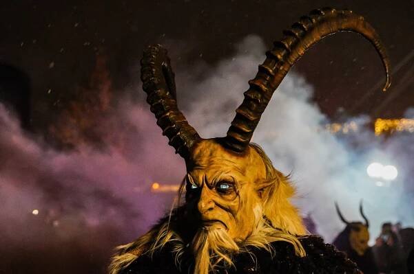 Podívejte se: Řinčení řetězů a oheň. Pekelná Krampus show postrašila Výstaviště