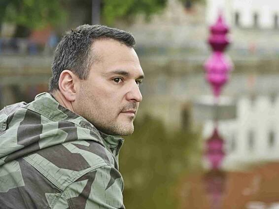 Sochařská výstava Umění ve městě začala v Českých Budějovicích. Zapojilo se 13 autorů, vystavují přes dvě desítky prací. Open air expozice se letos rozšířila do Hluboké nad Vltavou a Veselí nad Lužnicí. Na snímku Andrej Margoč, v pozadí jeho dílo Dvaja.