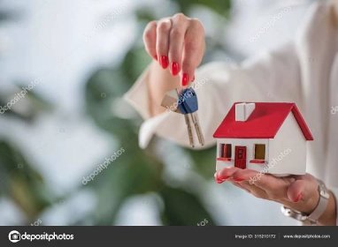 Stáhnout - Částečný pohled na podnikatelku ukazující dům model a klíče — Stock obrázek