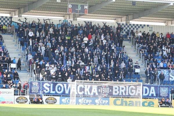 Fotbalisté Slovácka (bílé dresy) ve středeční dohrávce 23. kola Chance Ligy přivítali doma Hradec Králové.
