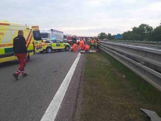 Doprava na D2 stála kvůli nehodě motorkáře. U Hustopečí přistával vrtulník