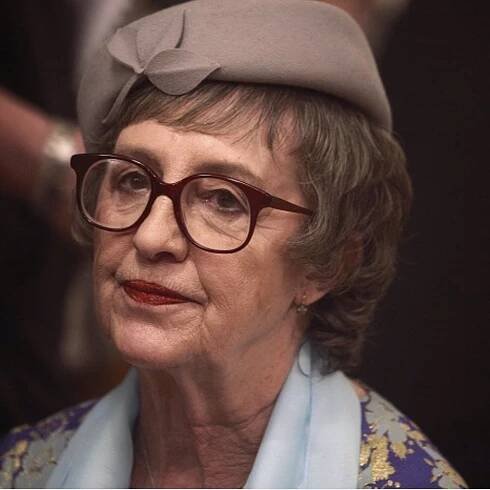 Nina Divíšková coby babička Běta v seriálu Vyprávěj (2009).
