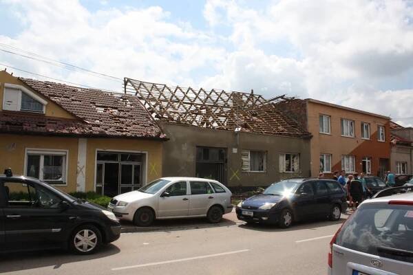 Policie natočila dronem cestu ničivého tornáda