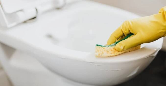 Jak vyčistit toaletu od vodního kamene: Stačí jedlá soda a ocet! - Vychytávkov