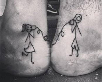 Párové tetování pro dvě milenky. Náčrtky, fotografické nápisy s překladem pro manžela a manželku, přítele a přítelkyni