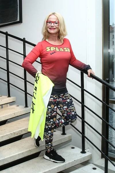 Šedesátnice na přehlídkovém mole v obtažených legínách: Jitka Asterová si štíhlou figuru udržuje jógou