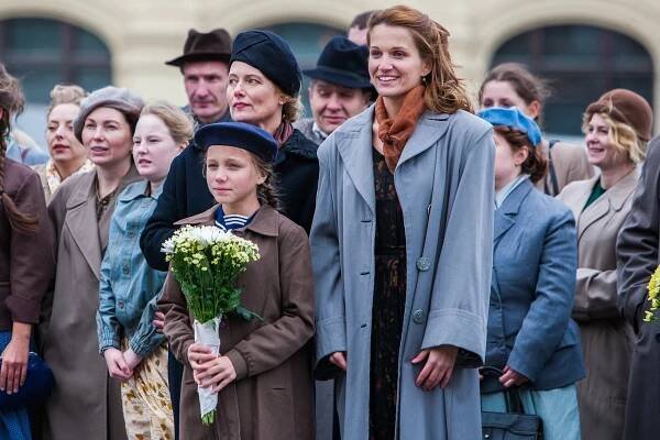 Alina Babak, Julija Silajeva, Jevgenija Malachova - ...a jitra jsou zde tichá - Z filmu