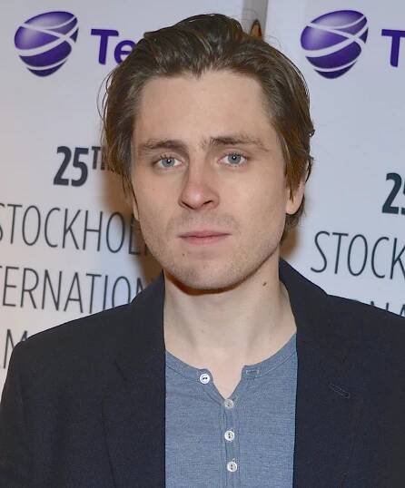Soubor:Sverrir Gudnason in Nov 2014.jpg – Wikipedie