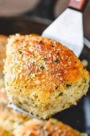 Garlic Butter Keto Bread - Crisp on the outside and moist in the inside, this is the Holy Grail for keto bread! Ketogenic Recipes, Low Carb Diet, Keto Dinner, Healthy Recipes, Protein Recipes, Keto Meals Easy, Healthy Foods