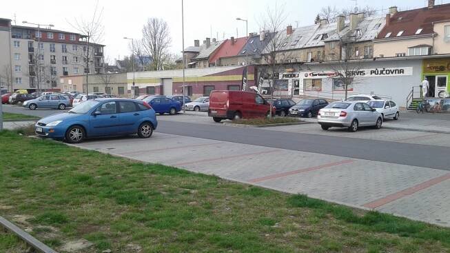 Za parkování u Flory se nově bude platit. Místní protestují