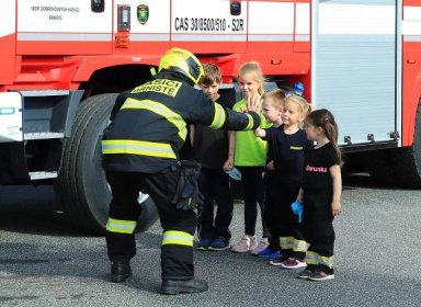 Velká sláva v Brništi! Místní dobrovolní hasiči dostali novou cisternu