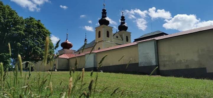 Nahý Pozorovatel i pěchotní sruby aneb Novoroční Králíky a klášter Hedeč