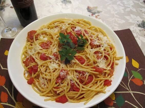 Testoviny s italskou slaninou"Pancetta", rajcaty a Pecorino Romano syr