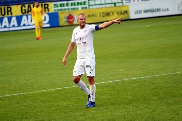 Fotbalisté Slovácka (v bílých dresech) proti pražské Spartě