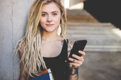 mladé tetované ženy textovou zprávu na mobilním telefonu - hipster - stock snímky, obrázky a fotky