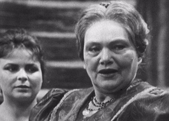 Tvrdohlavá žena a zamilovaný školní mládenec - Z filmu - Naděžda Gajerová, Jiřina Šejbalová
