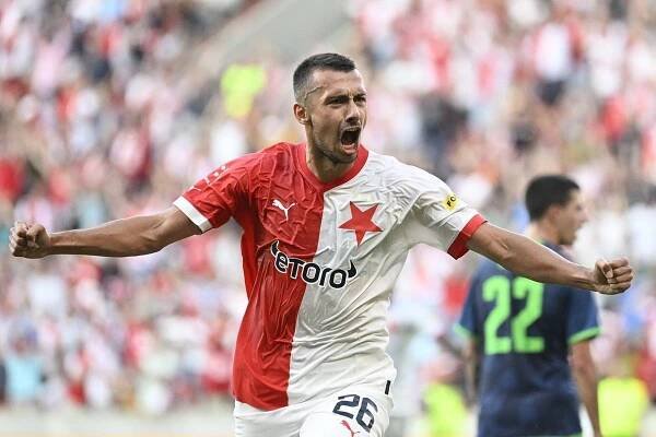 Červená na obou stranách, góly jen na jedné. Slavia si doma s Panathinaikosem poradila