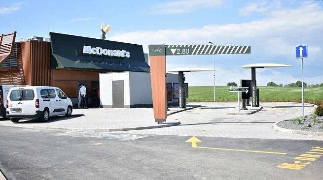 U dálnice D1 už voní hamburgery. McDonald’s na odpočívadle v Mořicích otevřel