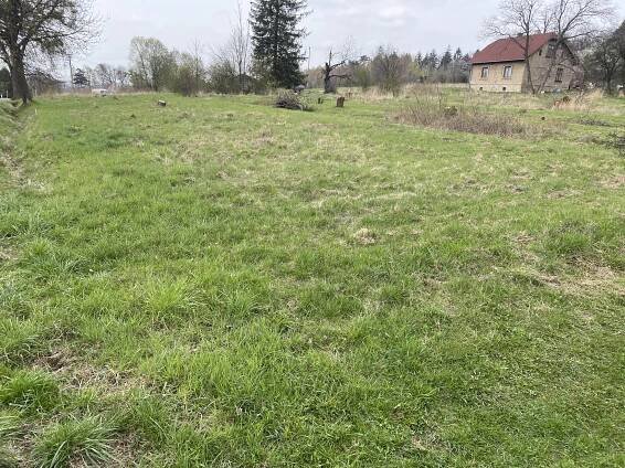 Nabízím prodej rovinatého stavebního pozemku na Osůvkách s krásným výhledem. Pozemek má rozlohu 870m2 (cca 25mx35m), takže tvoří obdélníkový tvar. Jedná se o klidné místo, prosluněné během celého dne. Na hranici pozemku se nachází vodovodní řád a el.proud. Příjezd je po celoročně udržované obecní komunikaci. V blízkosti cca 2min autobusová zastávka a místní hospůdka. Škola i školka cca 15 až
