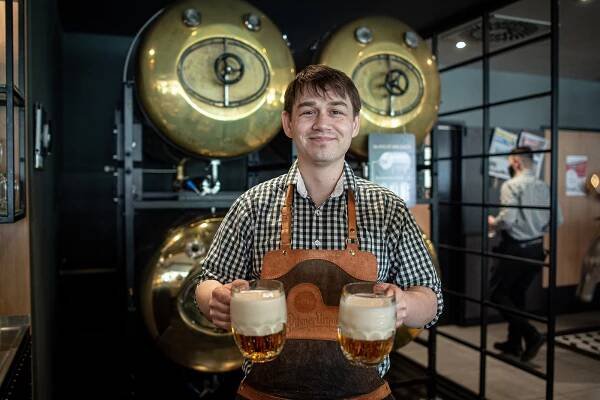 Také Viktorka v Ostravě-Porubě rozdávala plzeňské pivo