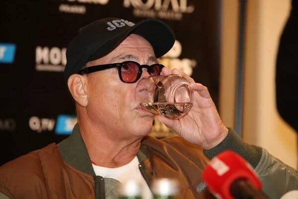 Jean-Claude Van Damme (63) v Praze: Úsměvy, podpisy a nadšení z obrazu!