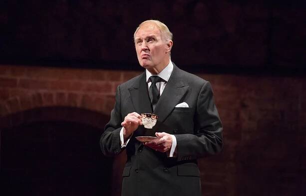 Review: In ‘King Charles III,’ Glimpsing the Near Future of Monarchy - The New York Times