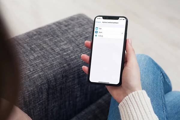 Jak na iPhone změnit výchozí e-mailovou aplikaci