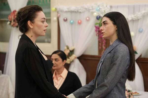 Alev Alev - Episode 26 - Z filmu - Demet Evgar, Hazar Ergüçlü