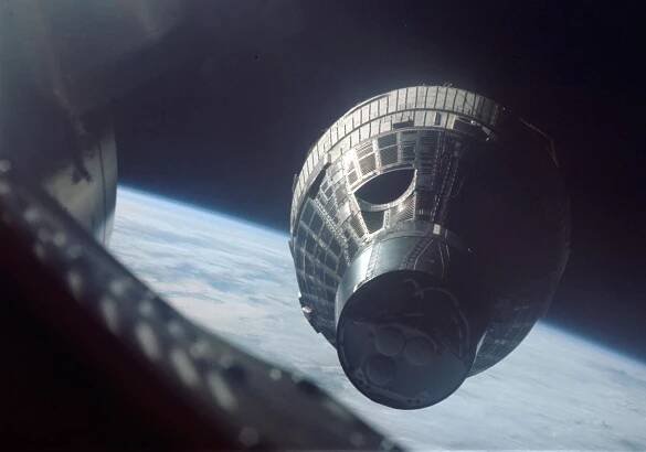 Gemini 6A closes to within 35 feet of its sister capsule, Gemini 7, on Dec. 15, 1965. Credit: NASA/JSC/ASU