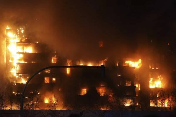 Plameny zachvátily 14patrovou budovu ve Valencii: Dvojice čekala na balkoně na záchranu dvě hodiny!