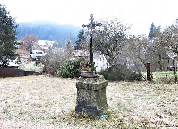 Kříž u domu 41 v Albrechticích | Drobné památky 