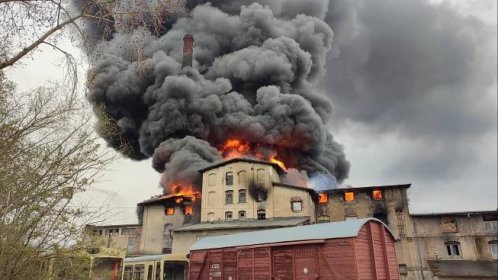V Kadani hořela průmyslová hala. Hasiči dočasně vyhlásili zvláštní stupeň poplachu