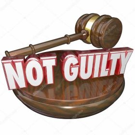 Stáhnout - Není vinen slova 3d písmeny na dřevo soudit kladívkem nebo blok jako rozsudek v případu acquiting soud žalovaného v případu nebo zkušební — Stock obrázek