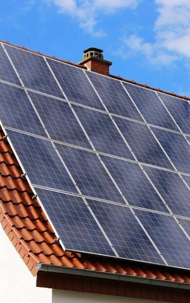solarni-panely-na-strese-powering-future-pro-rd