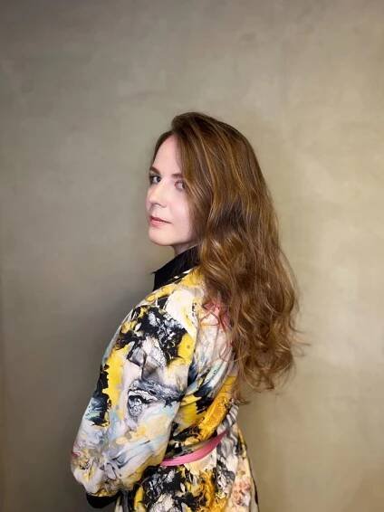 Redaktorka magazínu Lifee.cz Veronika Nováková po zásahu kadeřnice Petry Vavruškové. Vlasy jsou zkrácené a prostříhané.