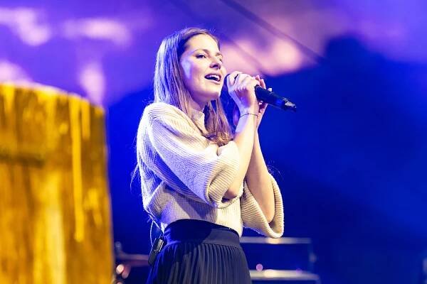 Kapela Jelen zahájila Krumlov Open Air 2024. Zaplnila Pivovarskou zahradu