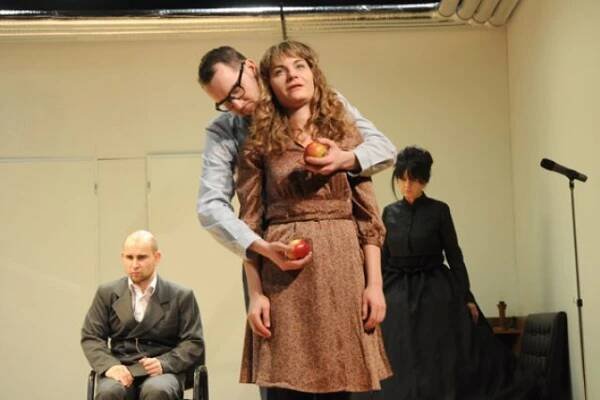 Na větrné hůrce: Tomáš Dastlík,  Ondřej Brett,  Sylvie Krupanská,  Kateřina Krejčí | foto: Tomáš  Ruta,   Divadlo Petra Bezruče