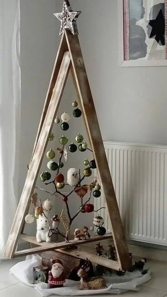 DIY Noël 2019 : 29 idées pour changer du sapin traditionnel | Alternative christmas tree, Diy christmas tree, Wood christmas tree