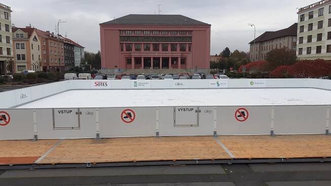 Bruslení v Sokolově: Stadion i kluziště na náměstí stále lákají veřejnost
