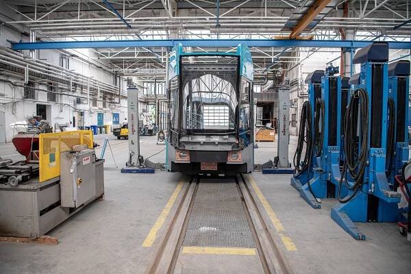 První snímky z výroby tramvají pro Ostravu. Mají přes rok zpoždění