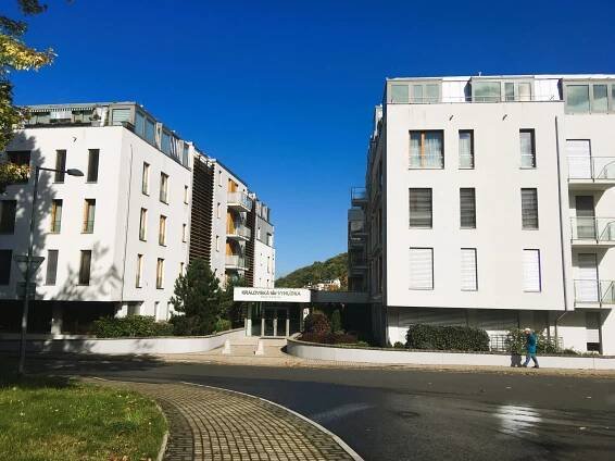 Prodej bytu 4+kk, 2. balkony, sklep, 2. garážové stání, ulice Libušina, Karlovy Vary – Nadin Reality