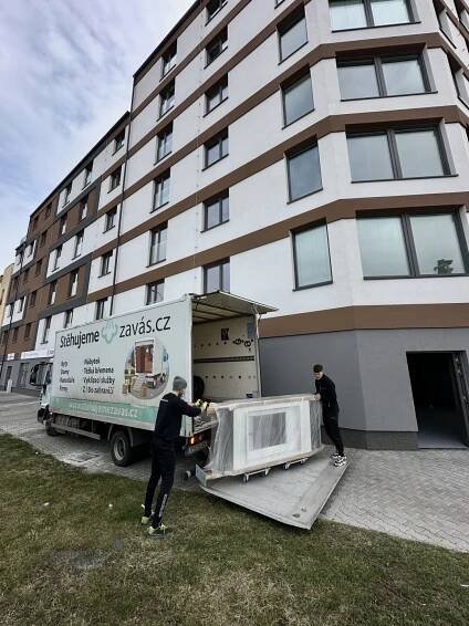 Stěhování těžkých stojanů | Stěhujemezavás.cz