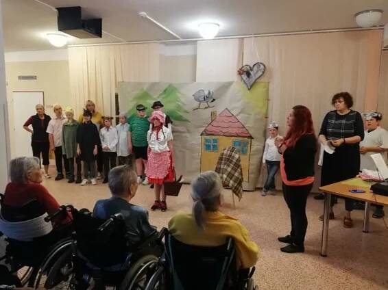 Vystoupení dětí Červená Karkulka, z pohádky Tři bratři, ze ZŠ Gen. Svobody, Hlučín. | Domov pod Vinnou horou, p. o.